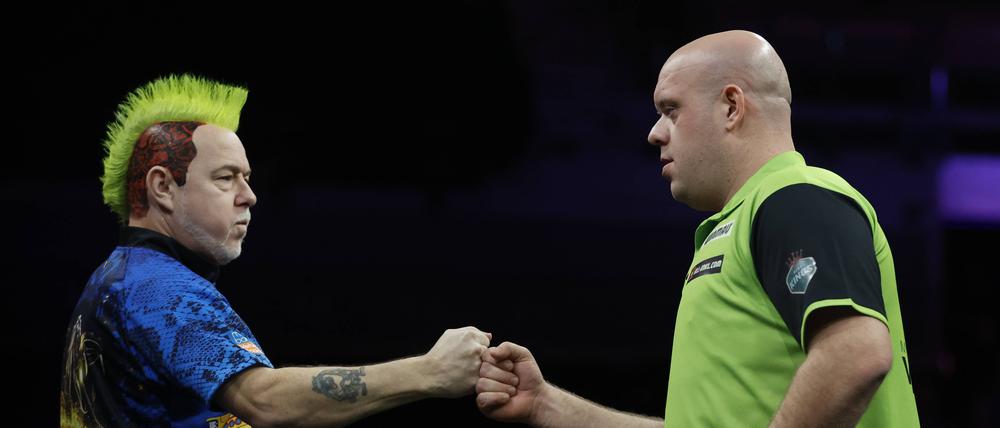 Ein kühles „Abfäusteln“ ist: Peter Wright (l.) und Michael van Gerwen.