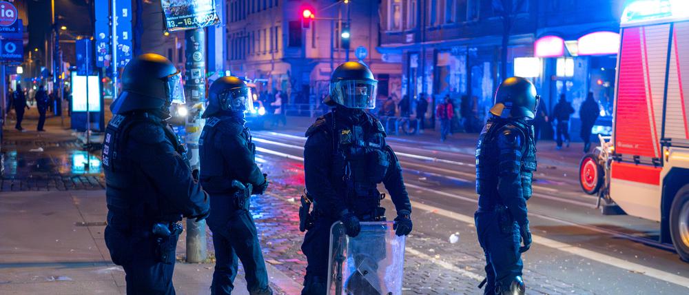 Dutzende Straftaten, verletzte Polizistin und Brände: Kräftezehrende Nacht für Einsatzkräfte an Silvester