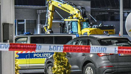 Der Bagger hat eine Schneise der Verwüstung hinterlassen. 