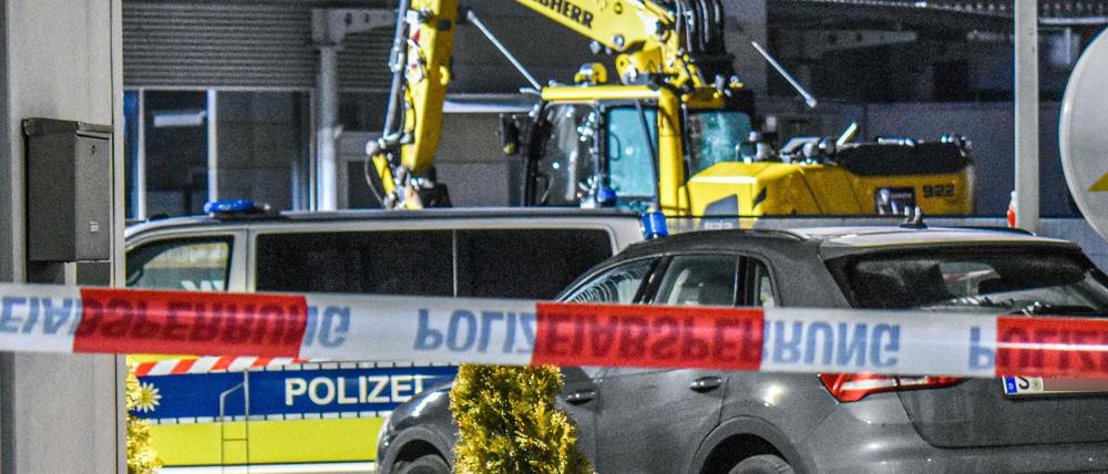 Der Bagger hat eine Schneise der Verwüstung hinterlassen.