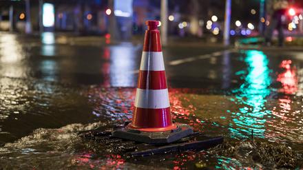 Überschwemmung nach einem Wasserrohrbruch in Berlin, 31.12..2024 Gully bei einer Überschwemmung in der Seestraße Ecke Guineastraße 