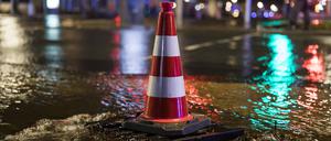 Überschwemmung nach einem Wasserrohrbruch in Berlin, 31.12..2024 Gully bei einer Überschwemmung in der Seestraße Ecke Guineastraße 