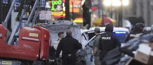 Rettungskräfte betreten den Tatort auf der Bourbon Street, nachdem ein Fahrzeug in eine Menschenmenge auf der Canal und Bourbon Street in New Orleans gefahren ist.