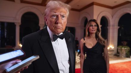Der designierte US-Präsident Donald Trump spricht bei der Silvesterparty in Mar-a-Lago zu Reportern.
