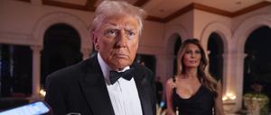 Der designierte US-Präsident Donald Trump spricht bei der Silvesterparty in Mar-a-Lago zu Reportern.