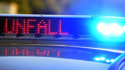Ein Mercedes-Fahrer in Potsdam hat ein parkendes Auto auf andere 