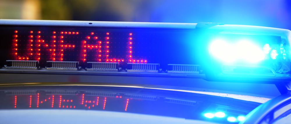Ein Mercedes-Fahrer in Potsdam hat ein parkendes Auto auf andere