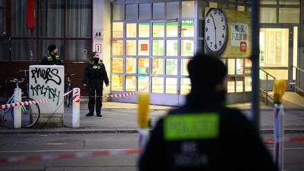 Polizisten ermitteln nach einem Angriff vor einem Supermarkt in Berlin-Charlottenburg.