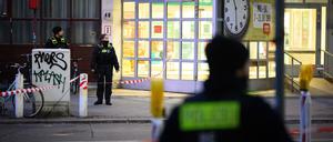 Polizisten ermitteln nach einem Angriff vor einem Supermarkt in Berlin-Charlottenburg.
