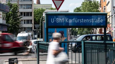 Ein Mann wird in die Gleise der U3 geschubst - und kann sich noch rechtzeitig selbst in Sicherheit bringen (Symbolfoto)