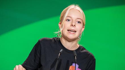 Jette Nietzard, Sprecherin der Grünen Jugend, spricht bei der Bundesdelegiertenkonferenz der Grünen. Beim dreitägigen Parteitag von Bündnis90/Die Grünen soll ein neuer Bundesvorstand gewählt und Robert Habeck zum Spitzenkandidat für die Bundestagswahl 2025 bestimmt werden. 