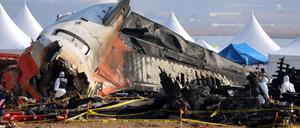 Schon unmittelbar nach dem Unglück der Jeju Air Boeing 737-800 begaben sich Spezialisten auf Ursachensuche.