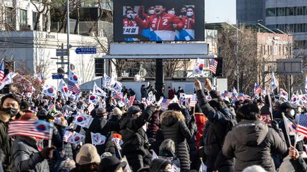 Der angeklagte südkoreanische Präsident Yoon Suk Yeol ist auf dem Bildschirm zu sehen, während einer Kundgebung zu seiner Unterstützung in der Nähe der Präsidentenresidenz in Seoul am 2. Januar 2025. 