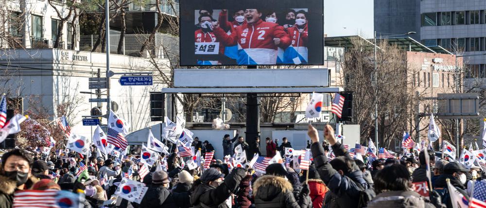 Der angeklagte südkoreanische Präsident Yoon Suk Yeol ist auf dem Bildschirm zu sehen, während einer Kundgebung zu seiner Unterstützung in der Nähe der Präsidentenresidenz in Seoul am 2. Januar 2025. 