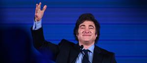 Argentiniens Präsident Javier Milei ist seit einem Jahr im Amt. Er will das Land mit radikalen Maßnahmen aus der Krise holen und hat viele seiner Ankündigungen umgesetzt. 