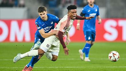 Sind jetzt Teamkollegen: Anton Stach (l) und Hoffenheims Neuzugang Gift Orban. 