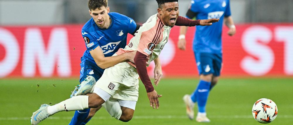 Sind jetzt Teamkollegen: Anton Stach (l) und Hoffenheims Neuzugang Gift Orban. 