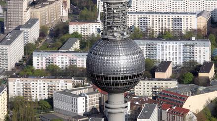 Der Fernsehturm am Alexanderplatz in Berlin