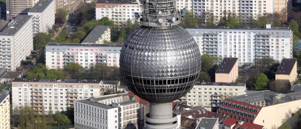 Der Fernsehturm am Alexanderplatz in Berlin