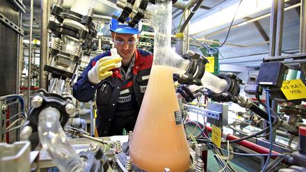 Im Industriepark Bayer Bitterfeld nimmt ein Mitarbeiter eine Probe.