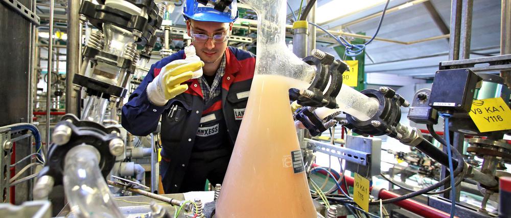 Im Industriepark Bayer Bitterfeld nimmt ein Mitarbeiter eine Probe.