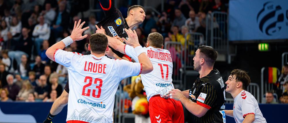 Jannik Kohlbacher (2.v.r.) und Sebastian Heymann fallen für die Handball-WM aus.
