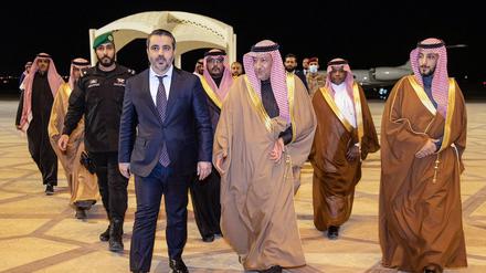 Die erste Auslandsreise der neuen syrischen Führung hat den Außenminister Assaad al-Schibani am Mittwoch nach Saudi-Arabien geführt. 