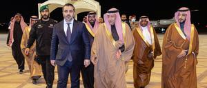 Die erste Auslandsreise der neuen syrischen Führung hat den Außenminister Assaad al-Schibani am Mittwoch nach Saudi-Arabien geführt. 
