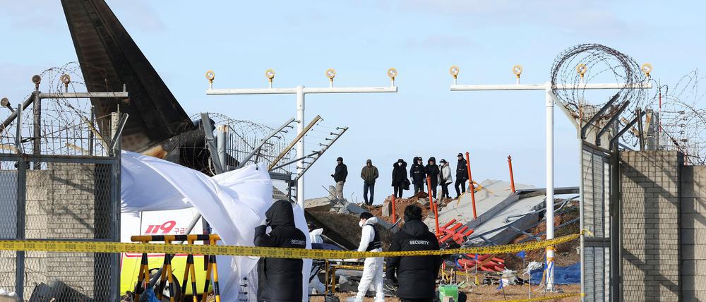 Die Polizei durchsuchte den Flughafen und das Büro der betroffenen Airline.