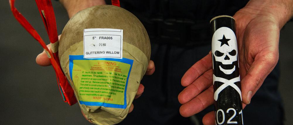 Beim Zünden einer sogenannten Kugelbombe (links) wurde ein 21-Jähriger in Kremmen in Oberhavel durch die Sprengstoff-Detonation tödlich verletzt. (Symbolbild)