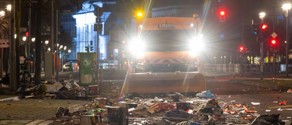Böller machen viel Müll und sind oft auch gefährlich - Berlins Grünen-Fraktion ist für ein Verkaufsverbot. (Archivbild)