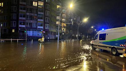 Wassermassen überfluteten am Silvesterabend nach einem Wasserrohrbruch die Seestraße - auch für Fachleute ein ungewöhnliches Ausmaß. (Archivbild)