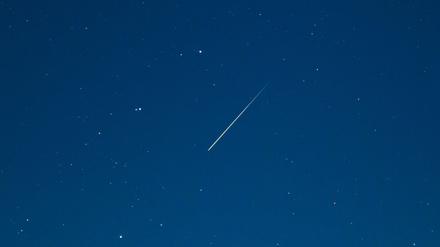Erst im Dezember waren die Geminiden (im Bild über Brandenburg) zu sehen, nun folgen direkt zum Jahresbeginn die Sternschnuppen der Quadrantiden. (Symbolbild)