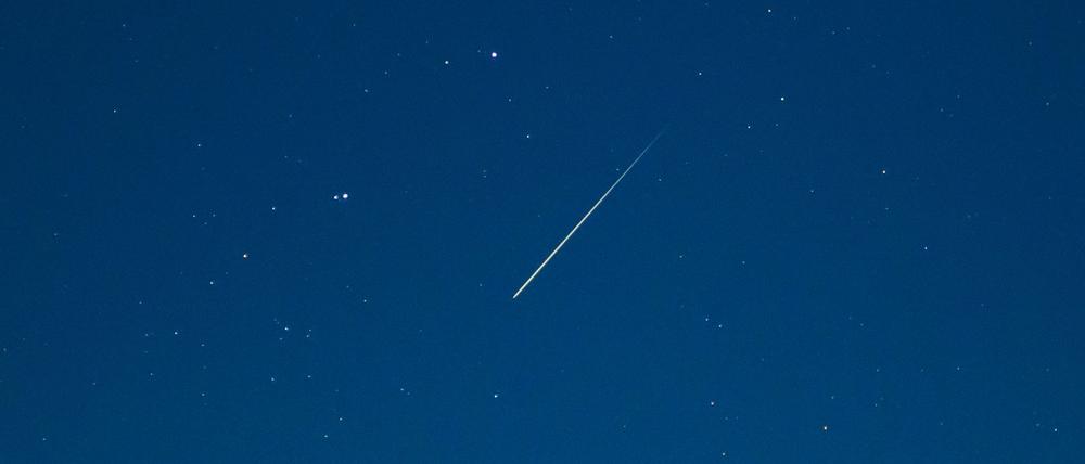 Erst im Dezember waren die Geminiden (im Bild über Brandenburg) zu sehen, nun folgen direkt zum Jahresbeginn die Sternschnuppen der Quadrantiden. (Symbolbild)
