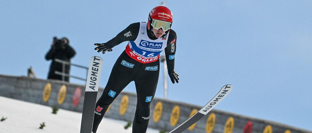 Selina Freitag beim Training auf der Großschanze. 