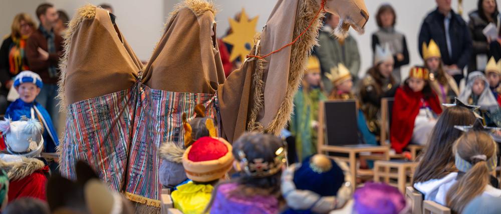 Erzbischof Heiner Koch hatte die Sternsinger in Berlin kurz nach Weihnachten ausgesandt. (Archivbild)
