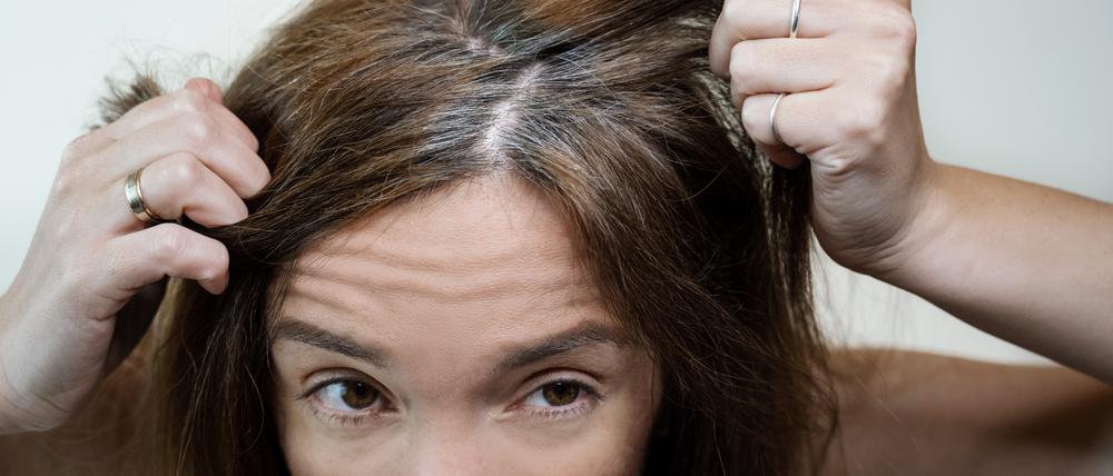 Wann ein Mensch graue Haare bekommt, entscheidet die Genetik - und die individuelle Lebensführung.