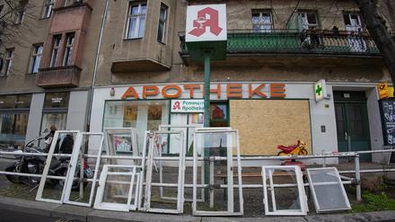 Zahlreiche kaputte Fenster stehen nach der Explosion einer mutmaßlichen Kugelbombe vor einer Apotheke in der Hauptstraße im Berliner Stadtteil Schöneberg. 