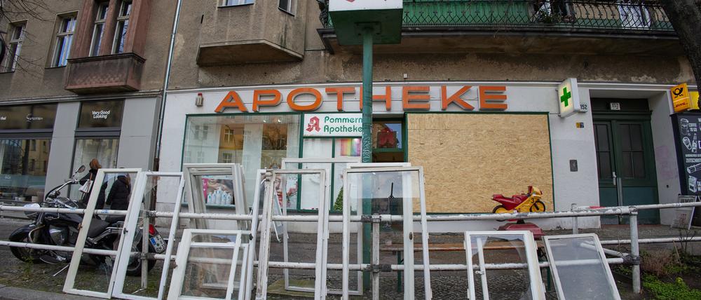 Zahlreiche kaputte Fenster stehen nach der Explosion einer mutmaßlichen Kugelbombe vor einer Apotheke in der Hauptstraße im Berliner Stadtteil Schöneberg. 