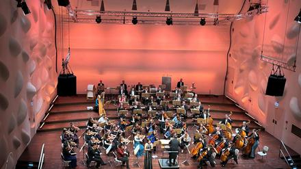  „Liebesträume“. Das Neujahrskonzert im Nikolaisaal mit Musik von Rossini und Johann Strauß wurde geleitet und moderiert von Andreas Schüller.