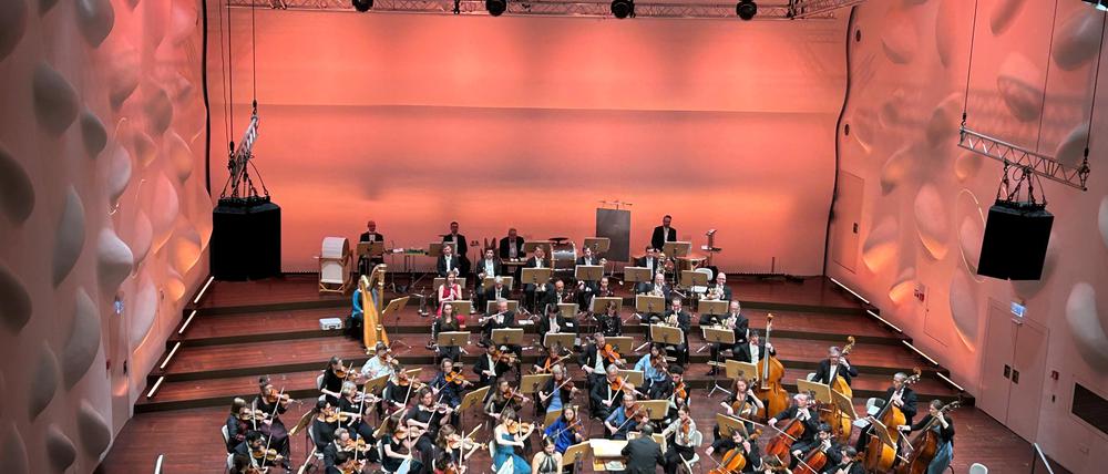 „Liebesträume“. Das Neujahrskonzert im Nikolaisaal mit Musik von Rossini und Johann Strauß wurde geleitet und moderiert von Andreas Schüller.