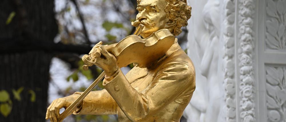 Güldenes Strahlen. Das Johann-Strauss-Denkmal im Wiener Stadtpark, geschaffen von Edmund von Helmer.