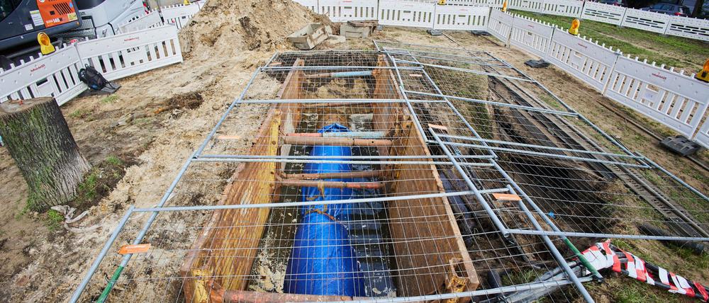Das geborstene Wasserrohr muss nun repariert werden.