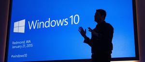 ARCHIV - 20.01.2015, USA, Redmond: Microsoft Executive Vice President Terry Myerson präsentiert im Januar 2015 das damals noch taufrische Windows 10. (zu dpa: «Windows 10: Millionen PCs in Deutschland benötigen Update») Foto: Microsoft / Handout/dpa +++ dpa-Bildfunk +++