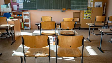 Viele Stühle blieben am ersten Schultag leer.