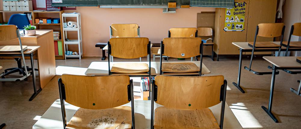 Viele Stühle blieben am ersten Schultag leer.