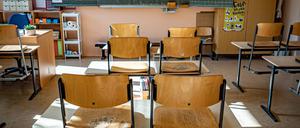 Viele Stühle blieben am ersten Schultag leer.