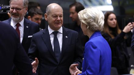 Mit Blick auf die Automobilindustrie hält Scholz demnach für den Hochlauf der E-Mobilität „zusätzliche Kaufimpulse“ für notwendig.