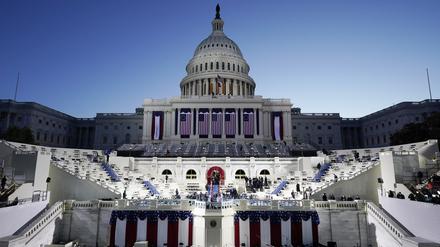 Blick auf das beleuchtete Kapitol und der Bühne am Morgen der Amtseinführung des designierten US-Präsidenten Biden im Jahr 2020.