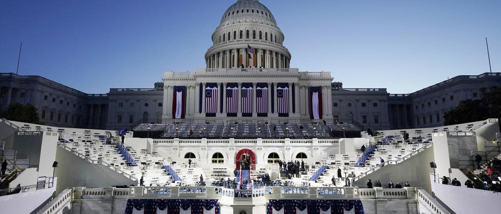 Blick auf das beleuchtete Kapitol und der Bühne am Morgen der Amtseinführung des designierten US-Präsidenten Biden im Jahr 2020.